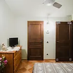 Διαμέρισμα Guesthost - Rustic House Near With Private Parking And Garden!