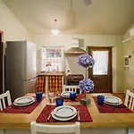 Guesthost - Rustic House Near With Private Parking And Garden! Λούκα