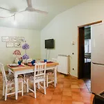 Guesthost - Rustic House Near With Private Parking And Garden!