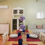 Guesthost - Rustic House Near With Private Parking And Garden!