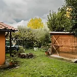 Guesthost - Rustic House Near With Private Parking And Garden!