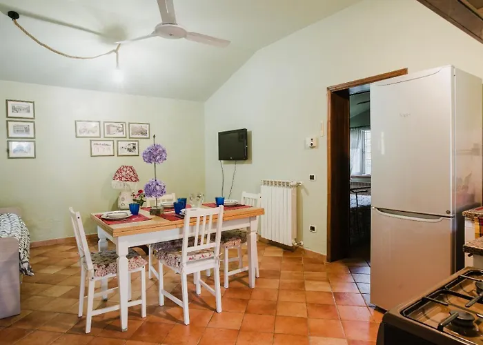 Rustic House Near With Private Parking And Garden!