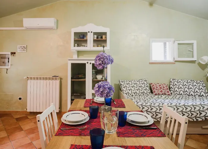 Rustic House Near With Private Parking And Garden!